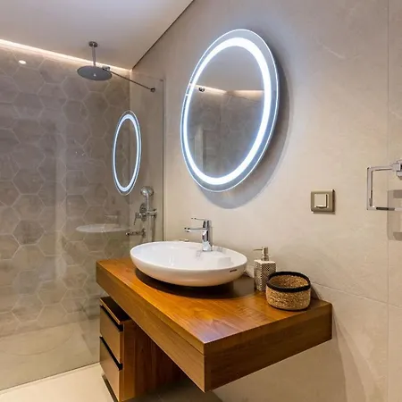 Trendy Beyoglu: Stylish Nearby شقة